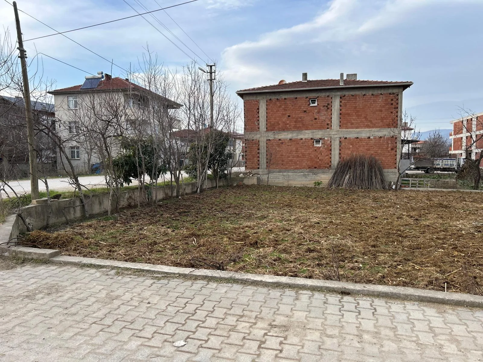 Erbaa Yıldırım Beyazıt  mahallesinde iki buçuk katlı bina ve iki arsası 718 m2 arsa - Resim 2