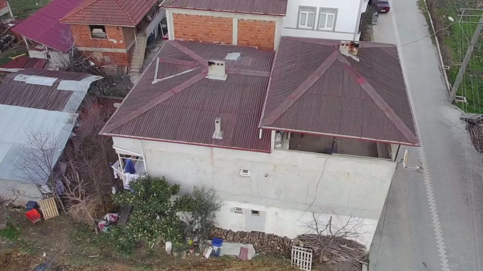 Erbaa Yıldırım Beyazıt  mahallesinde iki buçuk katlı bina ve iki arsası 718 m2 arsa