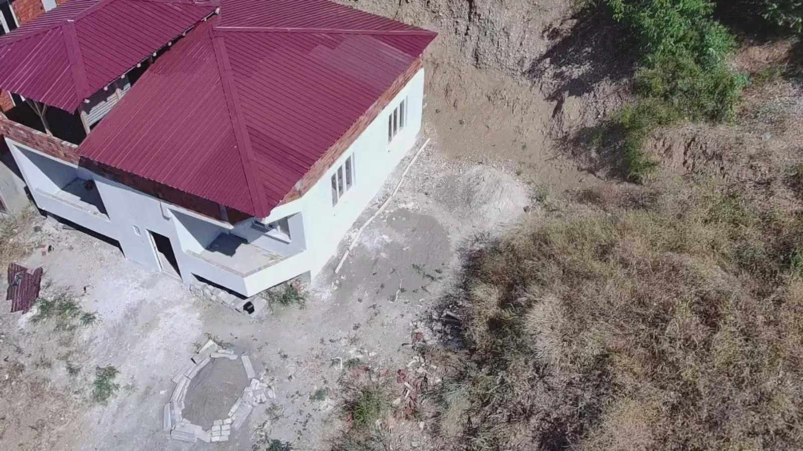 YUNUS EMRE  MAHALLESİNDE 2+1 MÜSTAKİL BİNA VE ARSASI